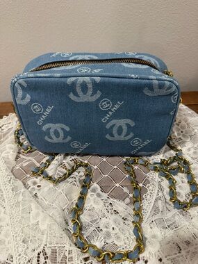 NEW CHANEL Beaute Blue Denim Makeup Bag w/Chain Crossbody
Limited VIP Gift